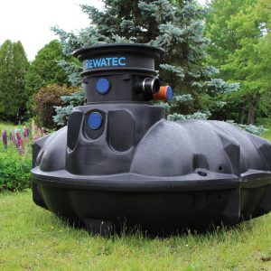 Foto eines bionischen Regenwassertanks, vor seinem Einbau in einem Garten steht.