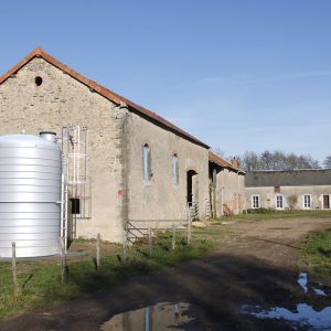 foto_regenwassernutzung_vertikale-tanks-oberirdisch_rural_01
