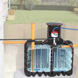 Schematische Grafik, welche die Installation und Bestandteile einer Kleinkläranlage mit Direktbelüftung zeigt.