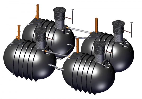 Schematische Grafik, welche die Installation und Bestandteile einer Kleine Kläranlage SBR-System mit vier Rundtanks zeigt.